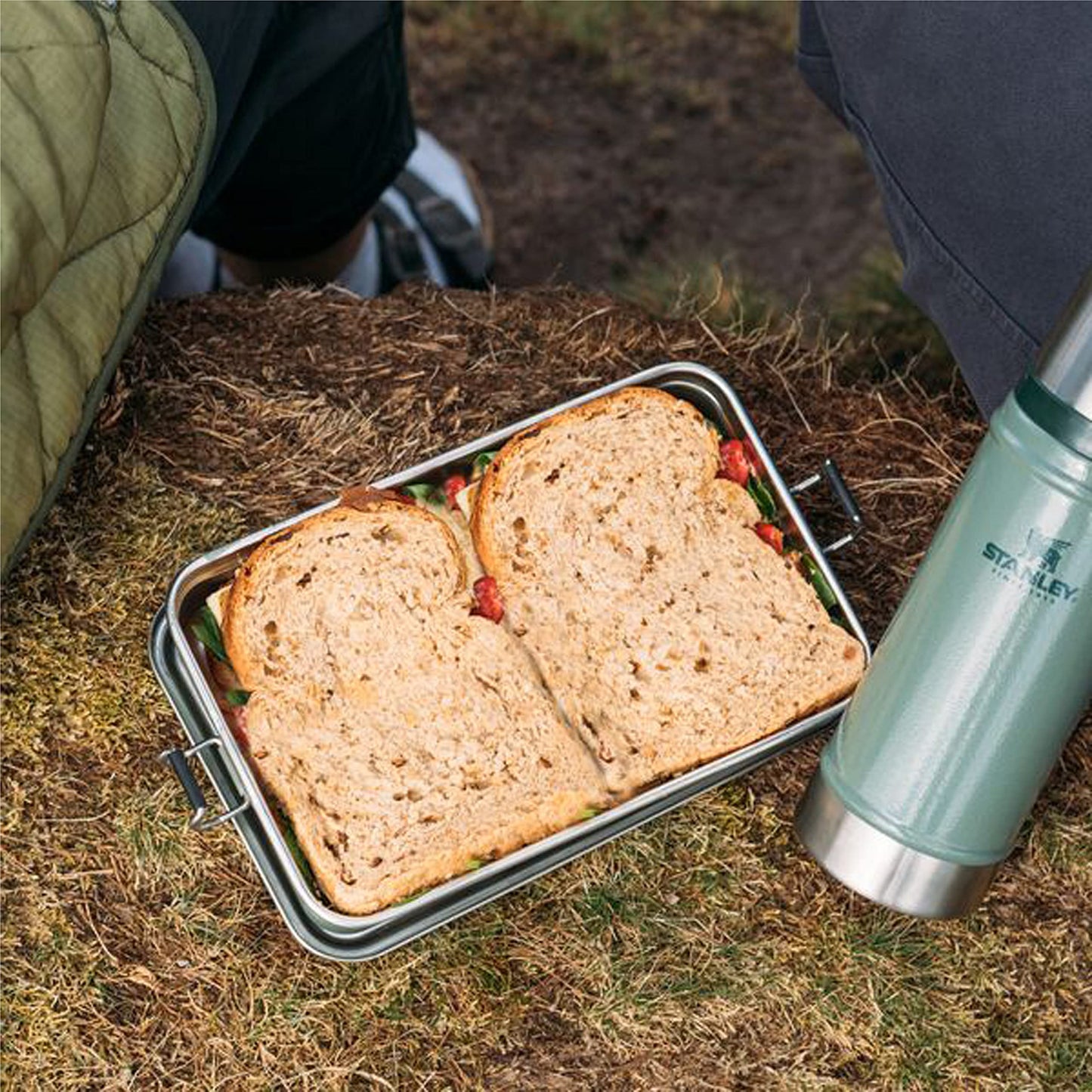 STANLEY Classic Legendary Useful Box 1.25qt | 금속 간식 및 도시락 상자 | 내구성 있는 스테인리스 스틸 여행용 식품 보관 용기 | 하이킹, 캠핑, 학교 또는 직장 | BPA 없음 | 해머톤 그린
